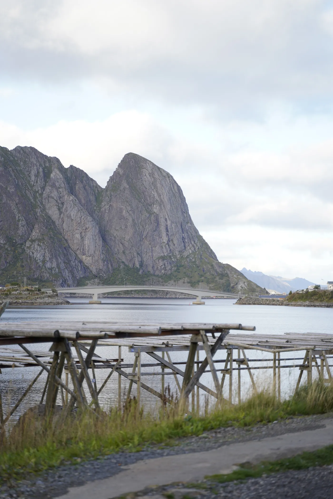 Felsküste der Lofoten mit Fischtrockengestellen