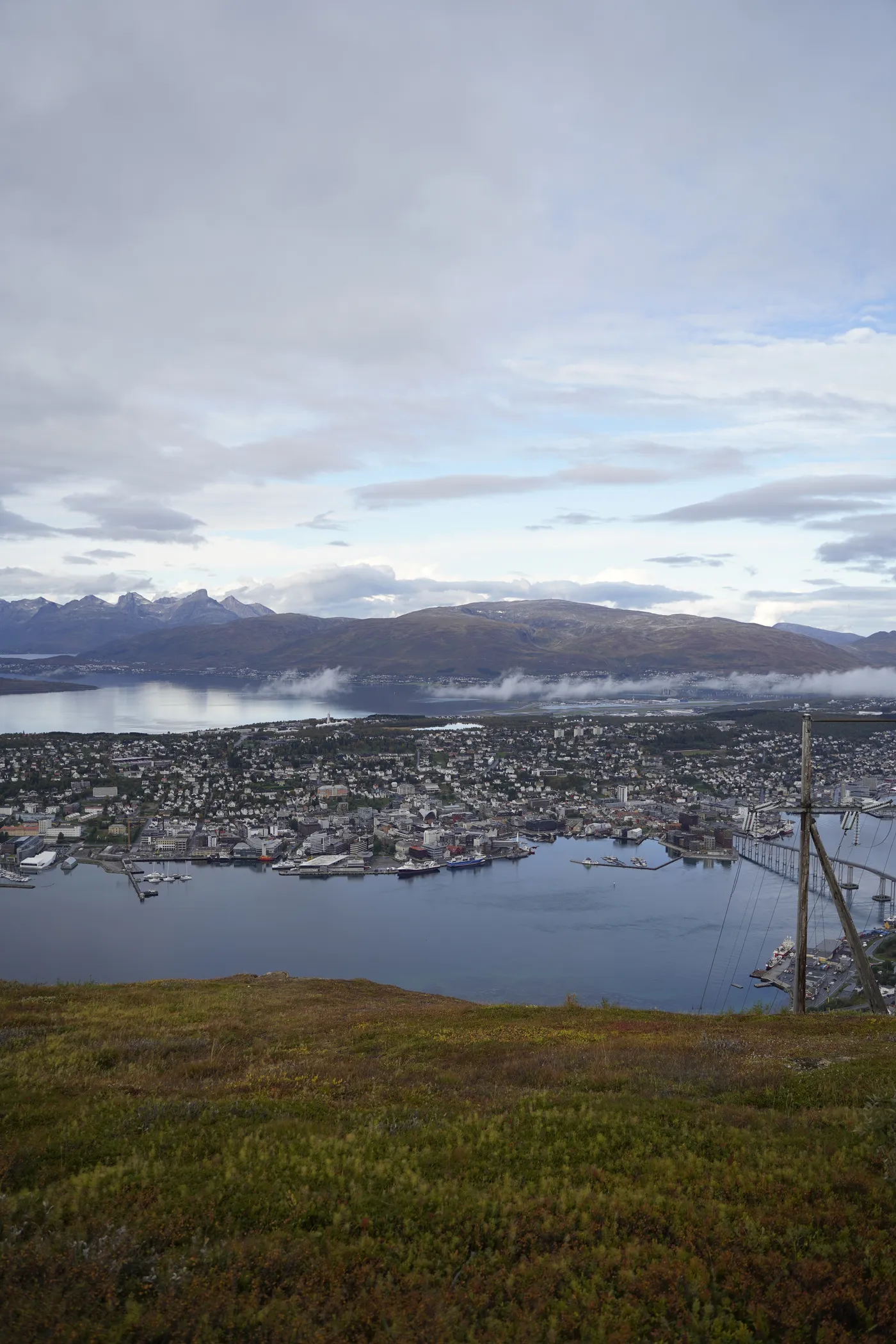 Blick von oben auf Tromsø und den Fjord