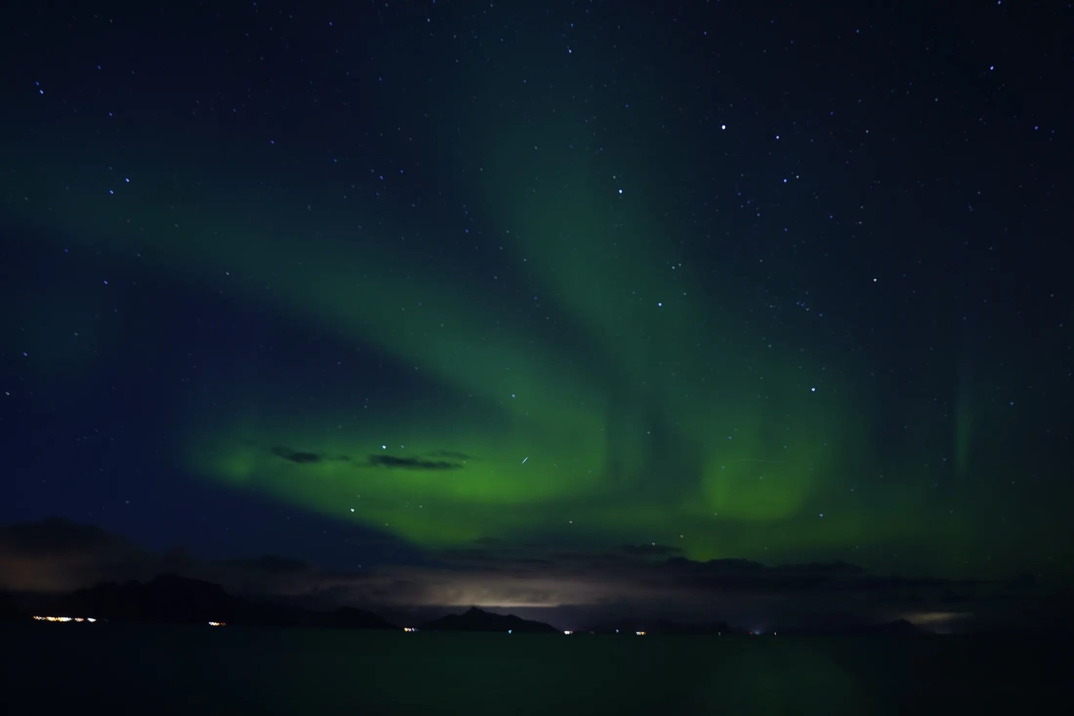 Polarlicht am Nachthimmel über dem Meer