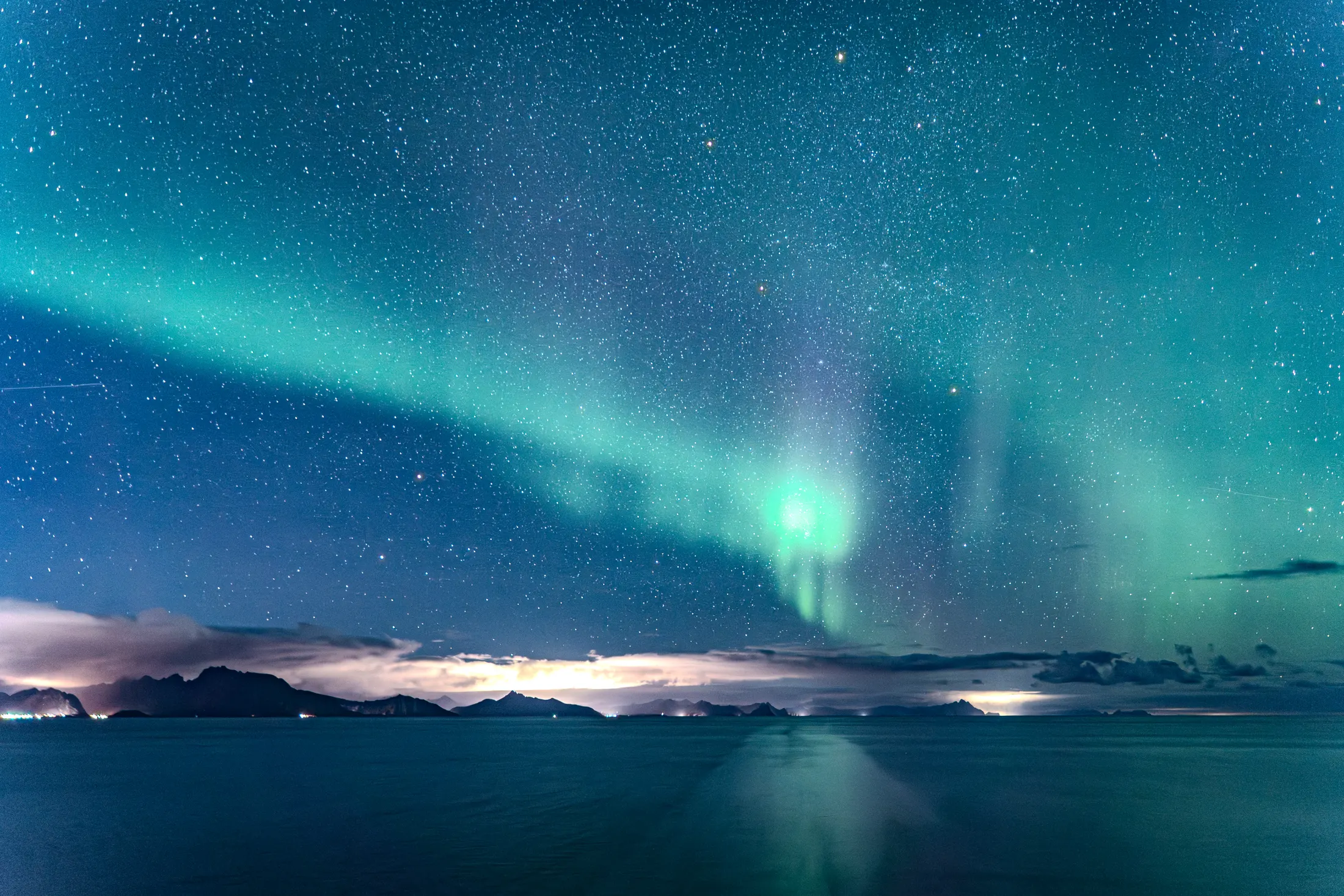Polarlicht über dem Meer vor der norwegischen Küste