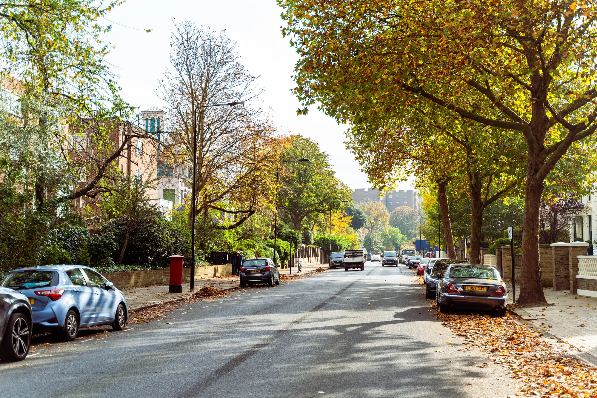 Herbstliche Straße in London mit bunten Bäumen